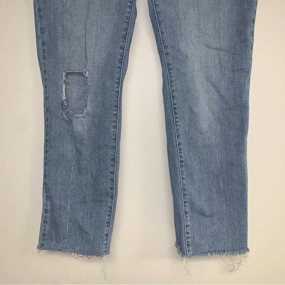 Levi’s Jeans Women’s Size 32 Light Wash Denim 712 Slim Mid-Rise Distressed Hem - Picture 4 of 12